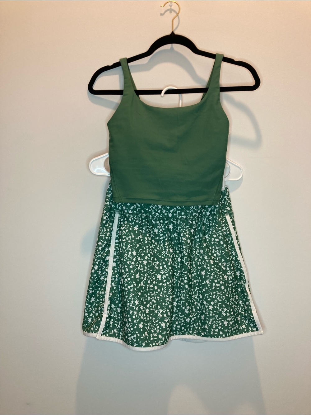 women’s floral tennis skirt and align like green tank Set size S